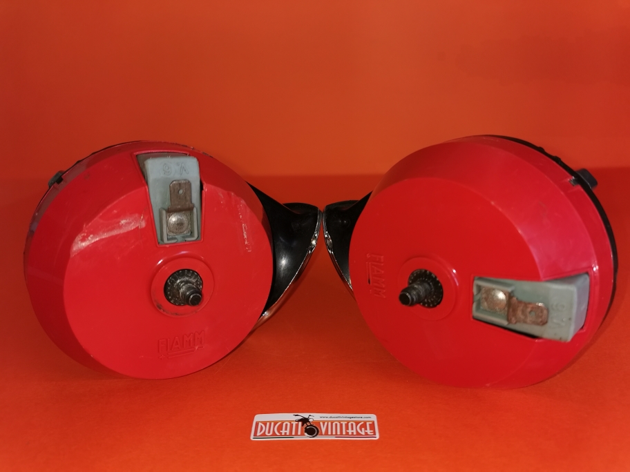 Pair of 6V FIAMM motorcycle horns, original in excellent condition.