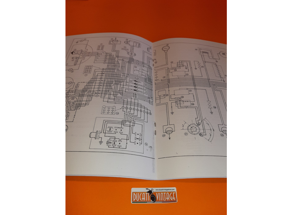 Instructions for use and maintenance Ducati 900 SD Sport Desmo "Darmah" in Italian language