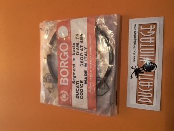 Original Borgo kit no. 4 elastic bands with oil scraper for all single-cylinder engines with 4-band pistons