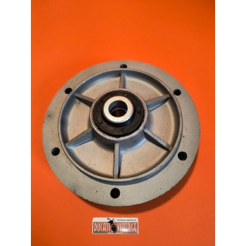 Original sprocket hub, used, reconditioned in excellent condition, sandblasted and has new bearings and oil seals suitable for all Ducati 250-350cc single cylinders