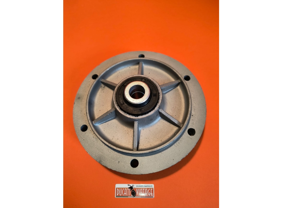 Original sprocket hub, used, reconditioned in excellent condition, sandblasted and has new bearings and oil seals suitable for all Ducati 250-350cc single cylinders