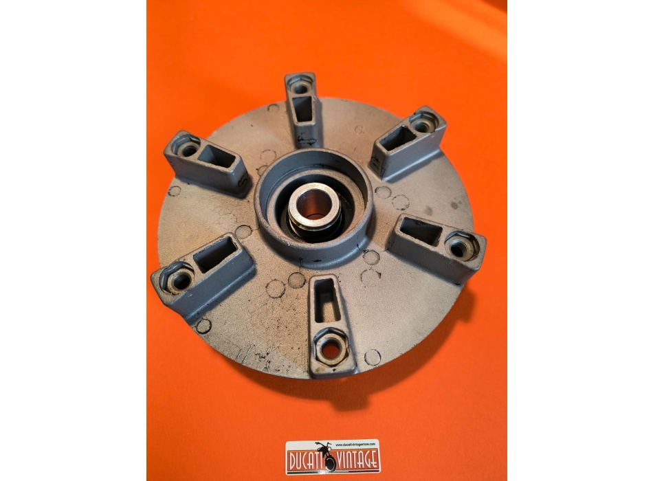 Original sprocket hub, used, reconditioned in excellent condition, sandblasted and has new bearings and oil seals suitable for all Ducati 250-350cc single cylinders