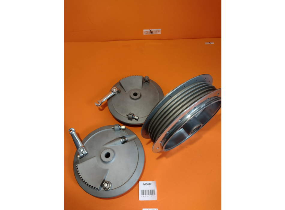 Front wheel hub 4 jaws, original, in excellent condition for Ducati Scrambler, Ducati Desmo Yellow, Ducati Desmo Silver Shotgun