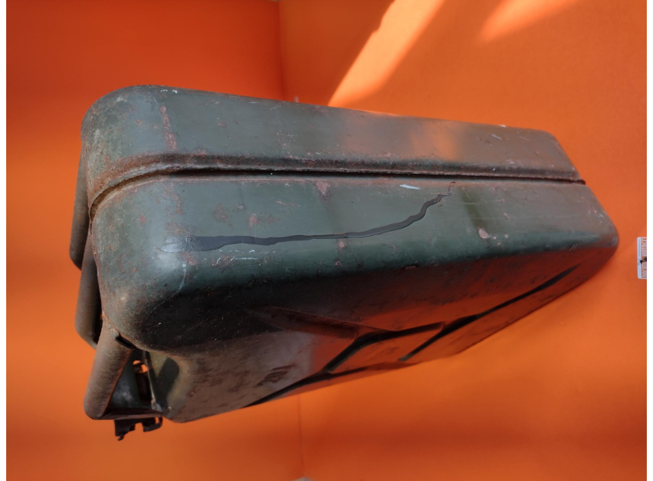 Tank lt. 20 metal, good condition, no dents (see photos)