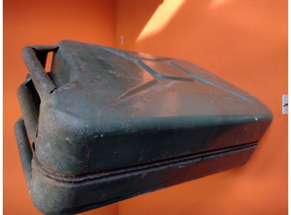 Tank lt. 20 metal, good condition, no dents (see photos)