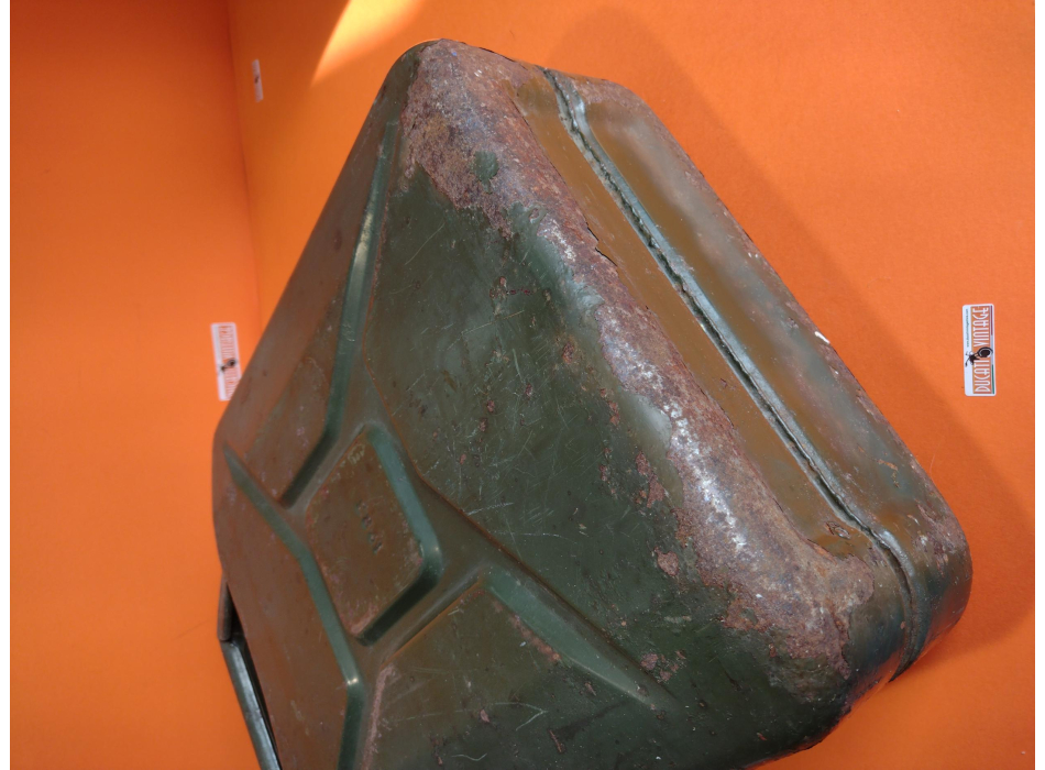 Tank lt. 20 metal, good condition, no dents (see photos)