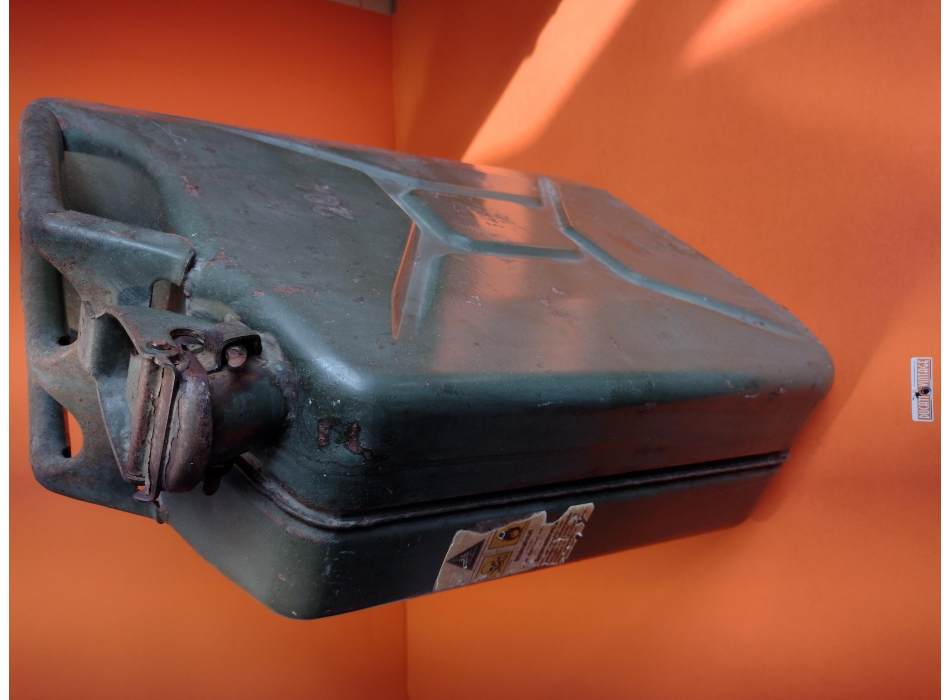 Tank lt. 20 metal, good condition, no dents (see photos)