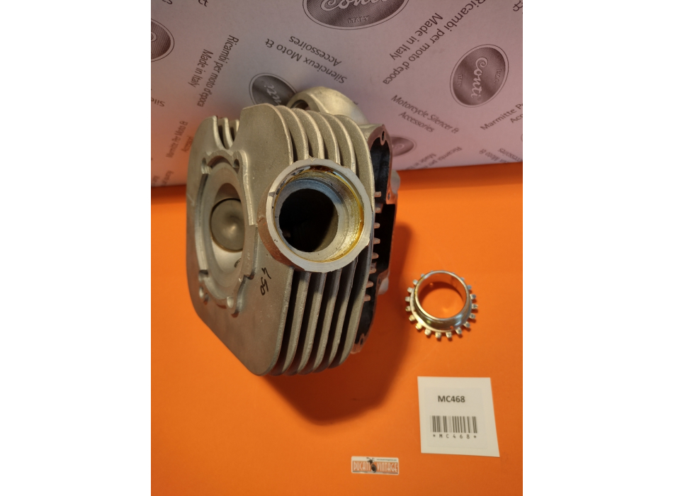 Original Ducati wide case 450cc single cylinder head in excellent condition, valve guides and new valves, exhaust ring thread excellent condition.