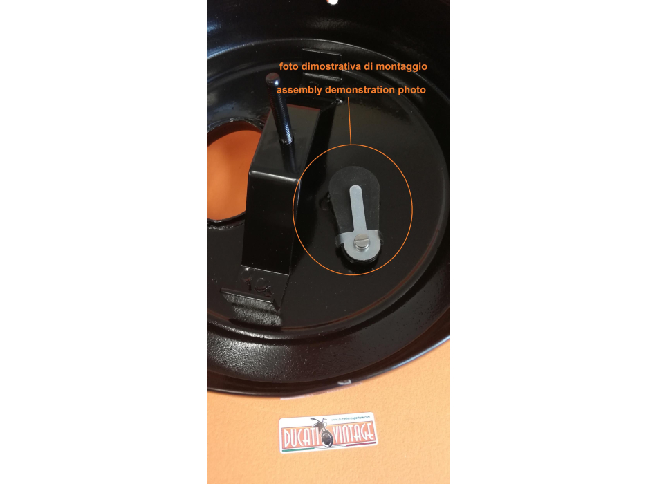 Oil breather valve in the filter box (black)